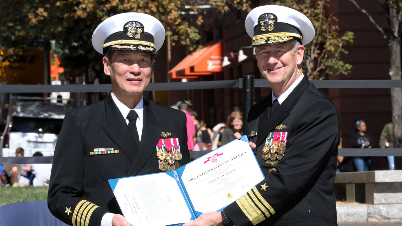 '보트피플'이던 베트남계 남성, 최초로 美 해군 제독 취임