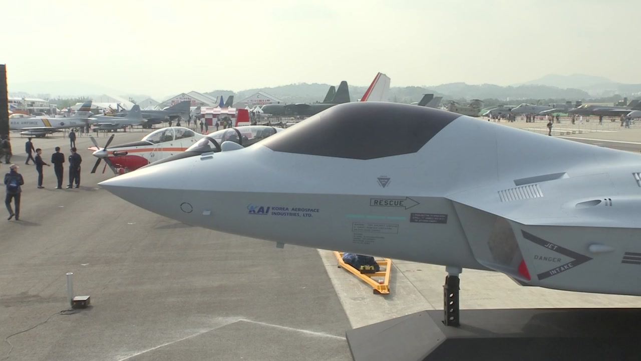 모습 드러낸 '한국형전투기'..."F-35A보다 기동력 우수"