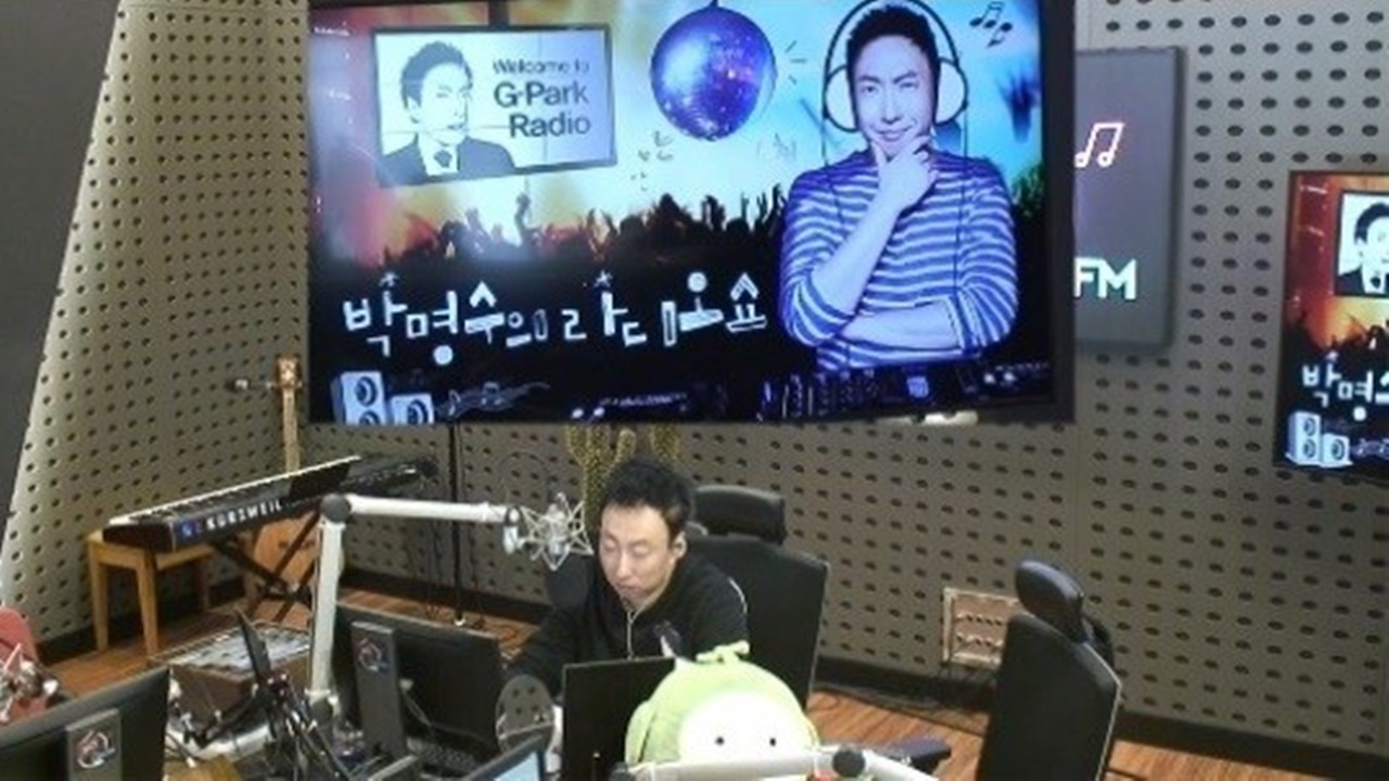'라디오쇼' 박명수 "설리, 너무 마음 아파"... 아이유 '복숭아' 선곡 