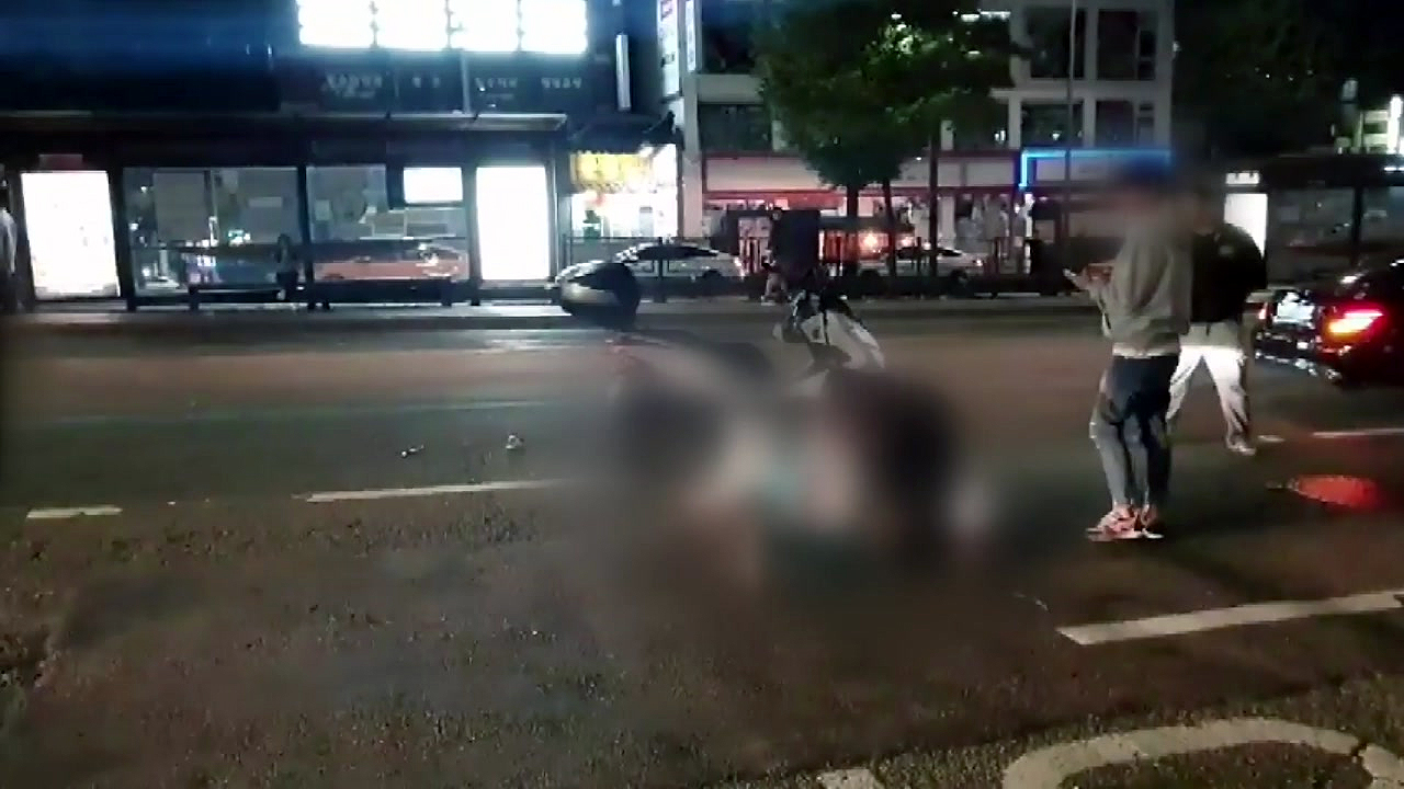 서울 신촌에서 달리던 오토바이 사고...운전자 등 2명 부상