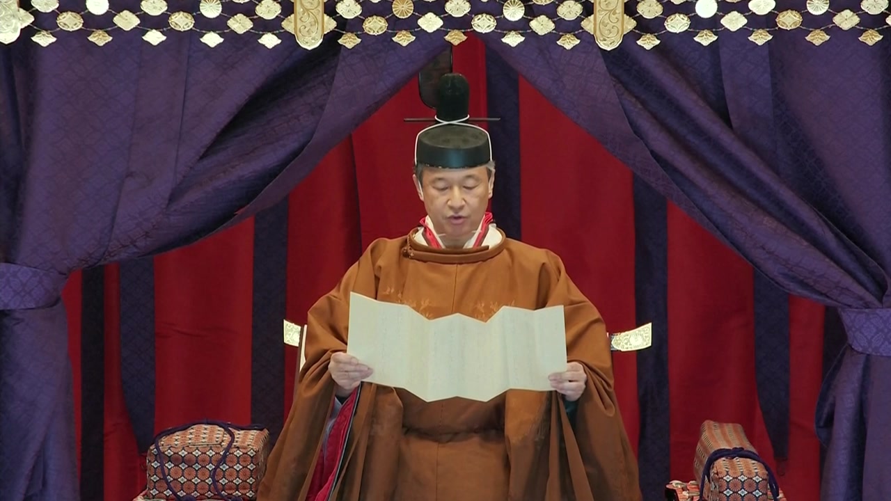 일왕, 즉위식서 '평화·헌법' 강조...아베 "일왕은 상징"