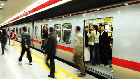 중국 "지하철서 음식 먹거나 좌석에 누우면 벌금 문다"