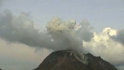 日 남부 가고시마 화산 분화..."연기 1천m 이상 솟아"