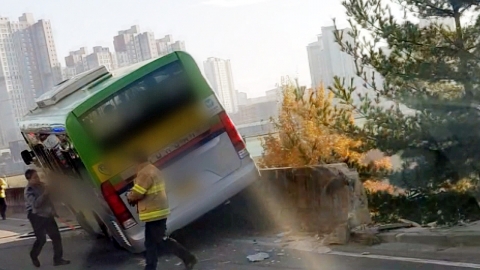 파주서 시내버스 가드레일 부딪혀...15명 부상