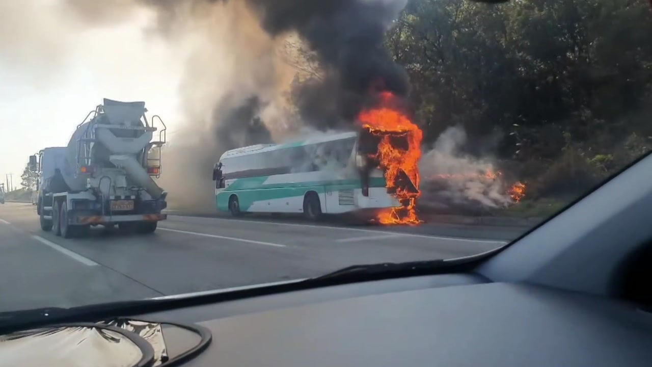고속도로 달리던 버스 불...승객 29명 대피