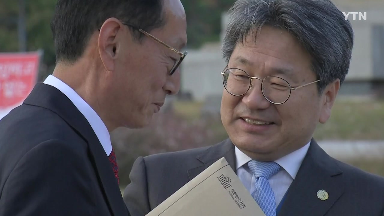 靑, 한국당 '민부론·민평론' 전달받아..."정책에 참고"