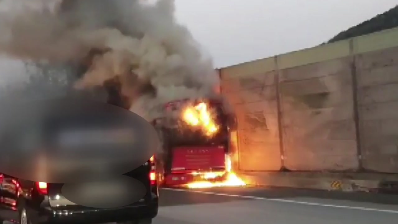 남해고속도로 달리던 관광버스 불...운전자 대피