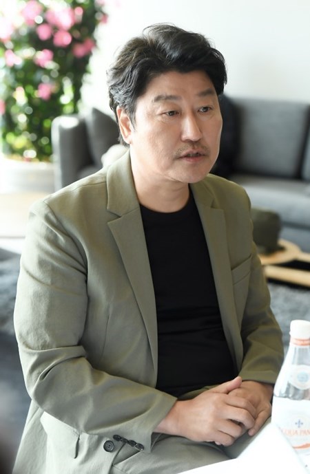 '기생충', LA비평가협회도 휩쓸었다...송강호 남우조연상 포함 3관왕