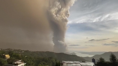필리핀 탈 화산, 더 큰 폭발 징후...용암 활동 계속