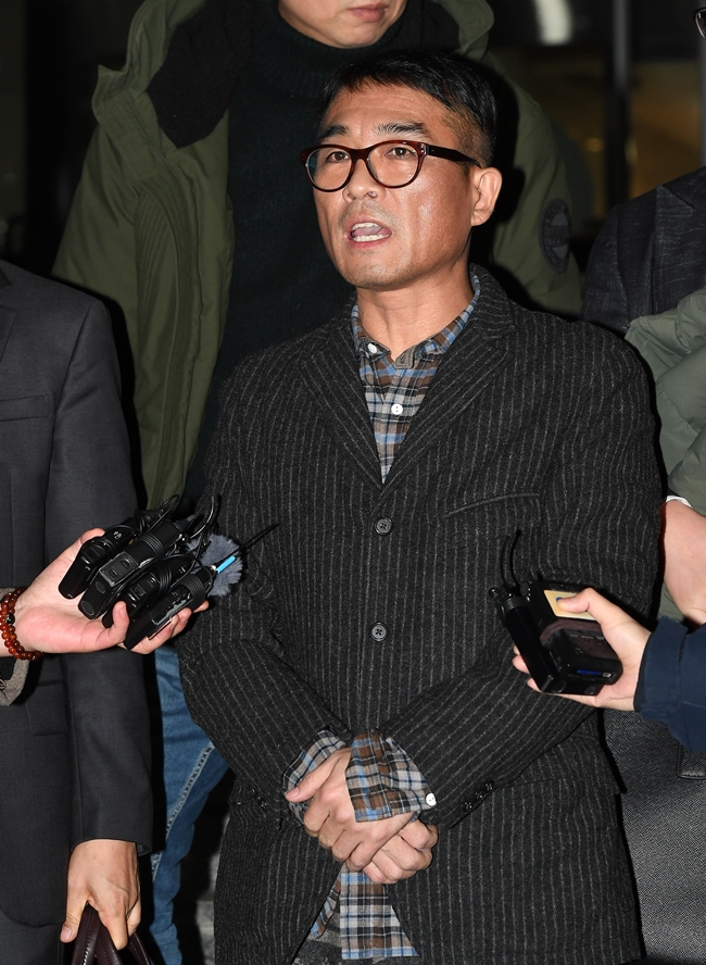 "성실히 답변...진실 밝혀지길" 김건모, 12시간 경찰 조사 끝 귀가