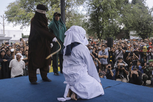 인도네시아 여성 단죄 위한 '여성 채찍질 팀' 구성