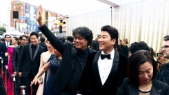“’기생충’의 오스카 방문을 환영하다” 아카데미 레드카펫 입성 “’기생충’의 오스카 방문을 환영하다” 아카데미 레드카펫 입성