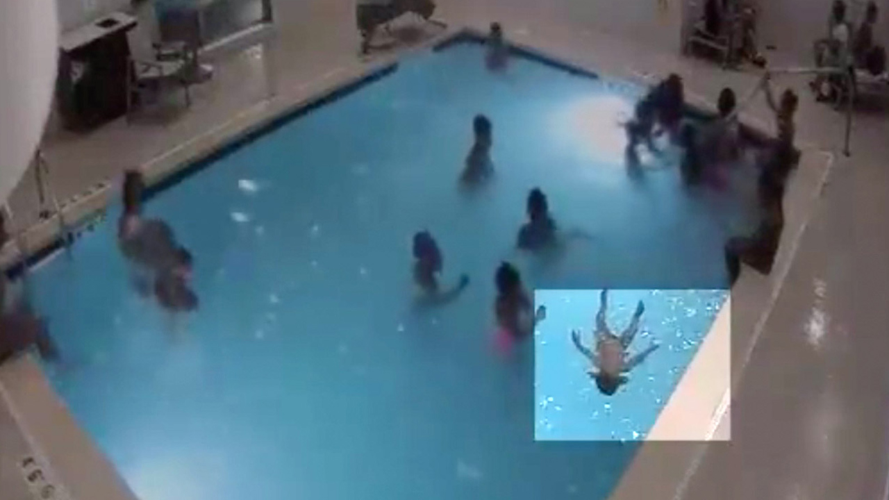 수영장 바닥에 가라앉은 아기, 어린이가 발견해 구조