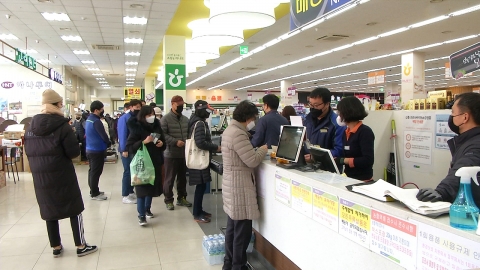'1인당 1장 판매' 하나로마트·우체국, 마스크 대란 계속