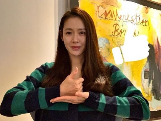 손예진, \'덕분에 챌린지\' 동참..."존경하는 김희애 선배님 함께해요"