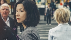'프랑스 여자', 6월 4일로 개봉 연기..."코로나19 확진자 증가" '프랑스 여자', 6월 4일로 개봉 연기..."코로나19 확진자 증가"