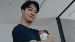 윤한, 결혼 3년 만에 득녀 "오랜 길 돌아 와줘서 고마워" 윤한, 결혼 3년 만에 득녀 "오랜 길 돌아 와줘서 고마워"