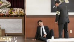 ‘영혼수선공' 신하균, 장례식장서 실성한듯 웃음만...무슨 일이? ‘영혼수선공' 신하균, 장례식장서 실성한듯 웃음만...무슨 일이?