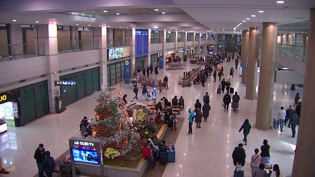 인천공항, 보안요원 정규직 전환..."취준생은 무슨 죄" 반발