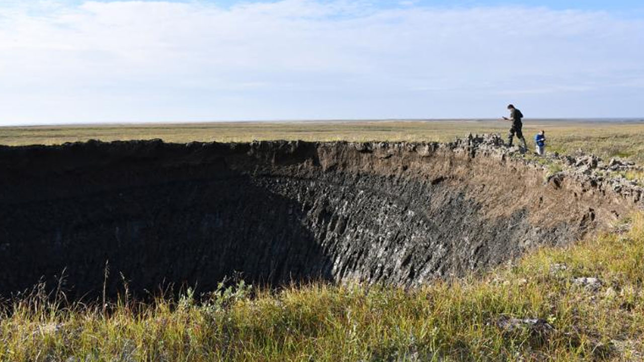 시베리아서 연이어 발견된 미스터리 거대 구멍...원인은?