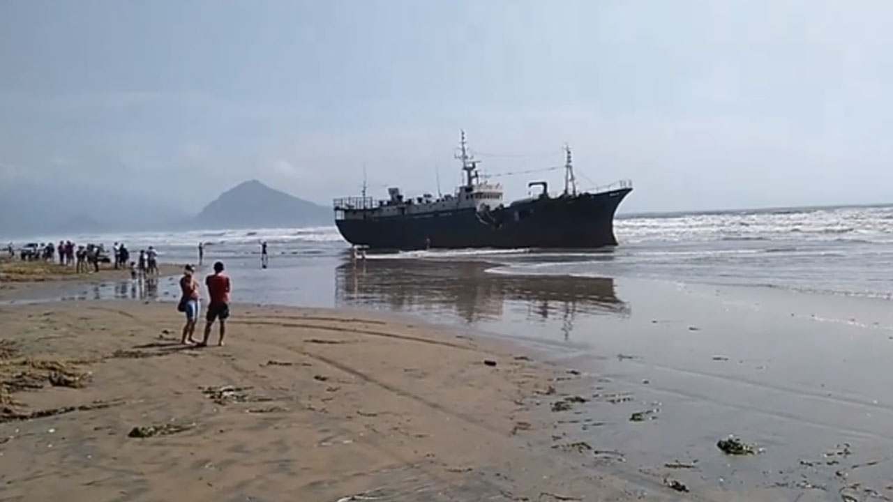 12명 탄 북한 어선, 태풍에 러시아 해변으로 밀려와