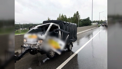 경기도 성남 고속도로 빗길 트럭 사고...1명 숨져