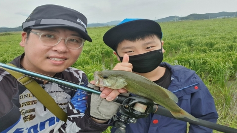 아빠와 아들의 당진 대호만에서 배스 사냥, 결과는 배스보다 훨씬 큰 추억을 낚아