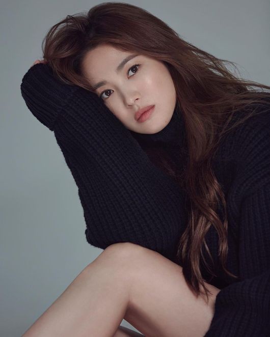 송혜교, SNS로 근황 공개...가을의 고혹미