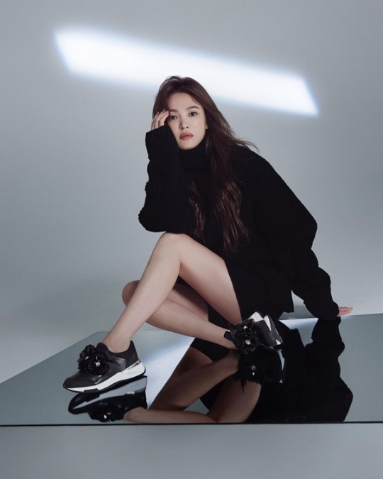 송혜교, SNS로 근황 공개...가을의 고혹미