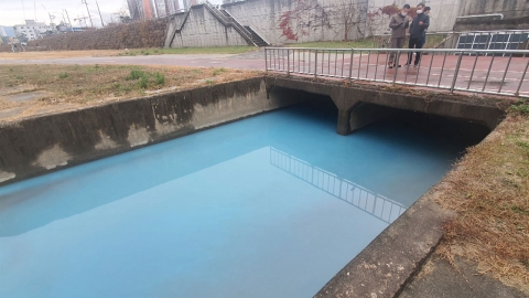 춘천 공지천 하수구에 '파란 물'...성분 분석 중