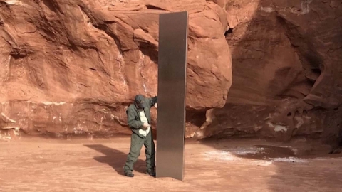 미국 사막에서 의문의 금속 기둥 발견...SNS에 추측 난무