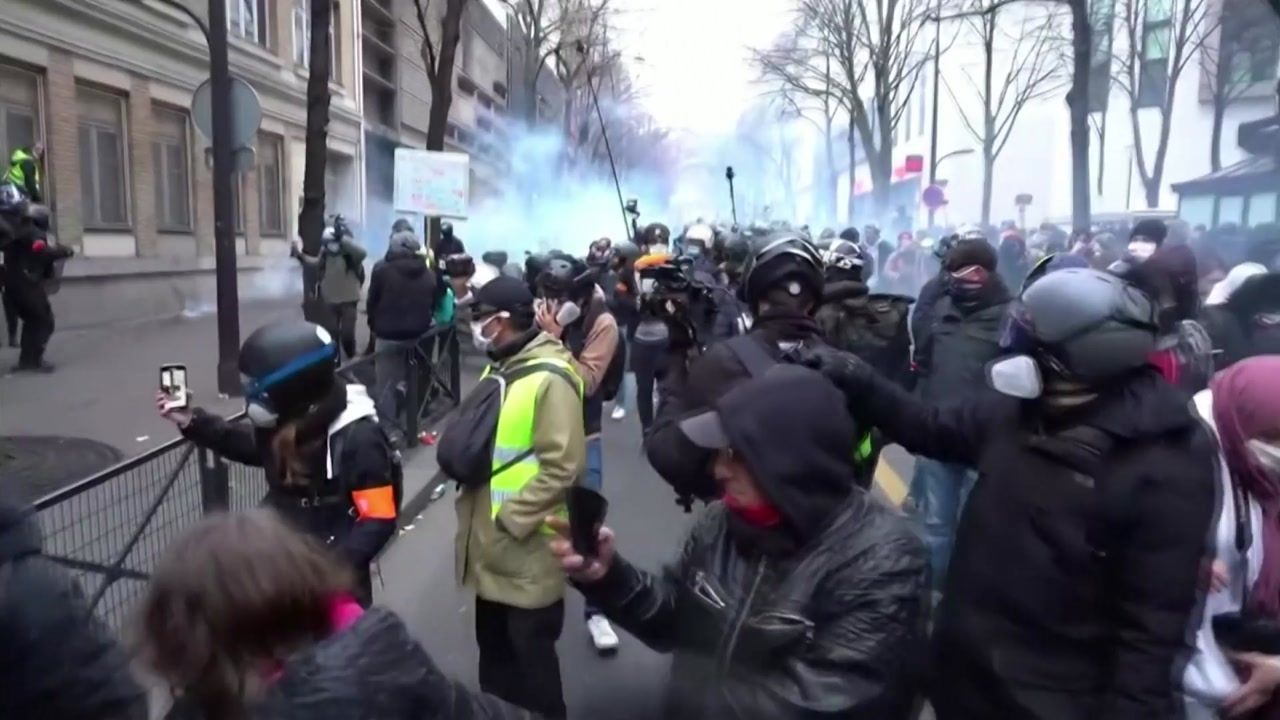 [국제]Demonstration against security law for 2 weeks in France…Protesters and police collide again