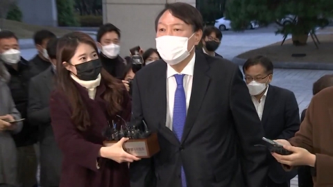 윤석열, 대검 출근..."불법·부당한 조치...법에 따라 잘못 바로잡을 것"