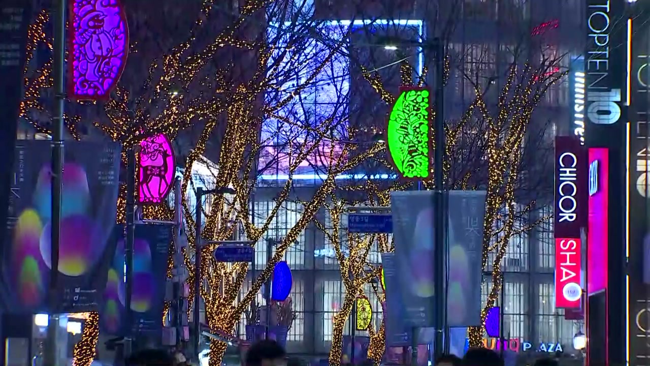 [기상센터][날씨]  Christmas Eve on a busy street, the weather is getting colder