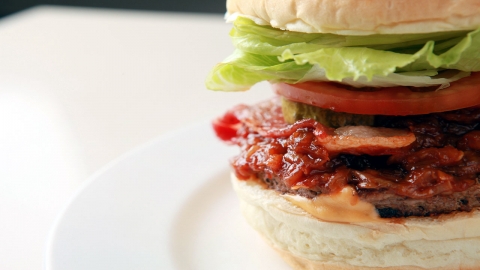 국방부, 한 달에 한 번 '군대리아' 대신 사제 햄버거 제공