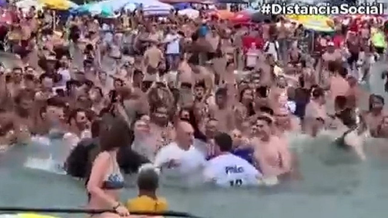 '20만 명 숨졌는데'...시민들과 뒤엉켜 수영한 브라질 대통령