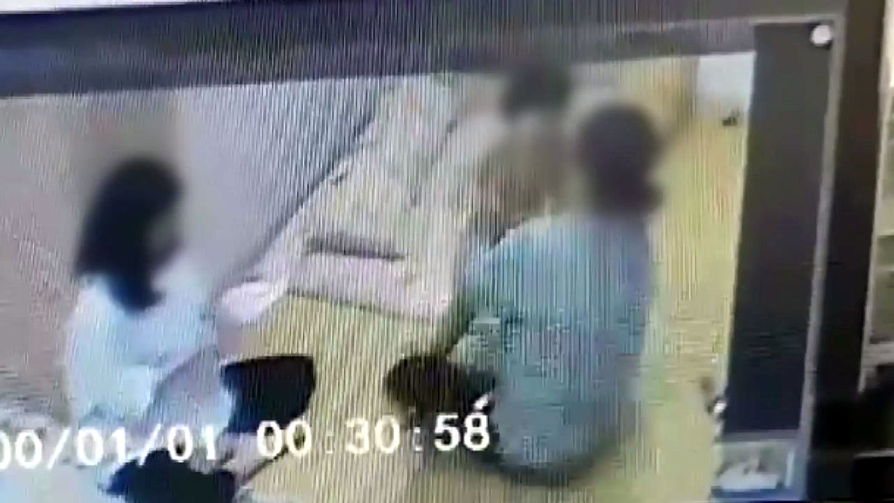 [사회][취재N팩트]    13 개월 영유아도 학대 ‘CCTV 추가 공개 … “라커 박스 전”
