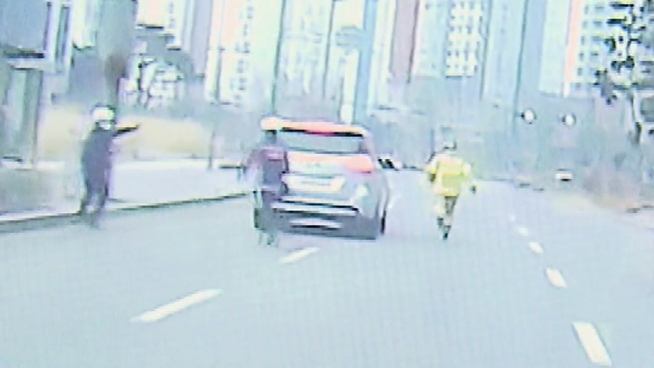 [사회]A van and a patrol car with a 100m silver grass field blocked it!