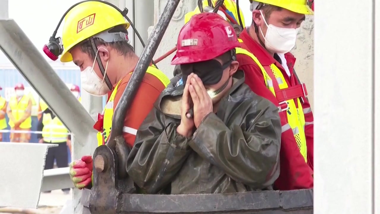 [국제]중국에 묻힌 광부 11 명 극적인 구조 … 지하 600m에서 14 일 만에 부활