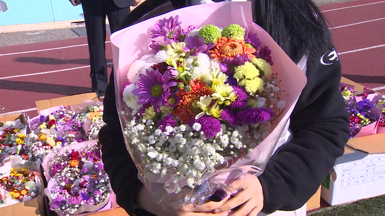 꽃 안 팔리지만..."졸업 축하해" 꽃 문화 확산 박차