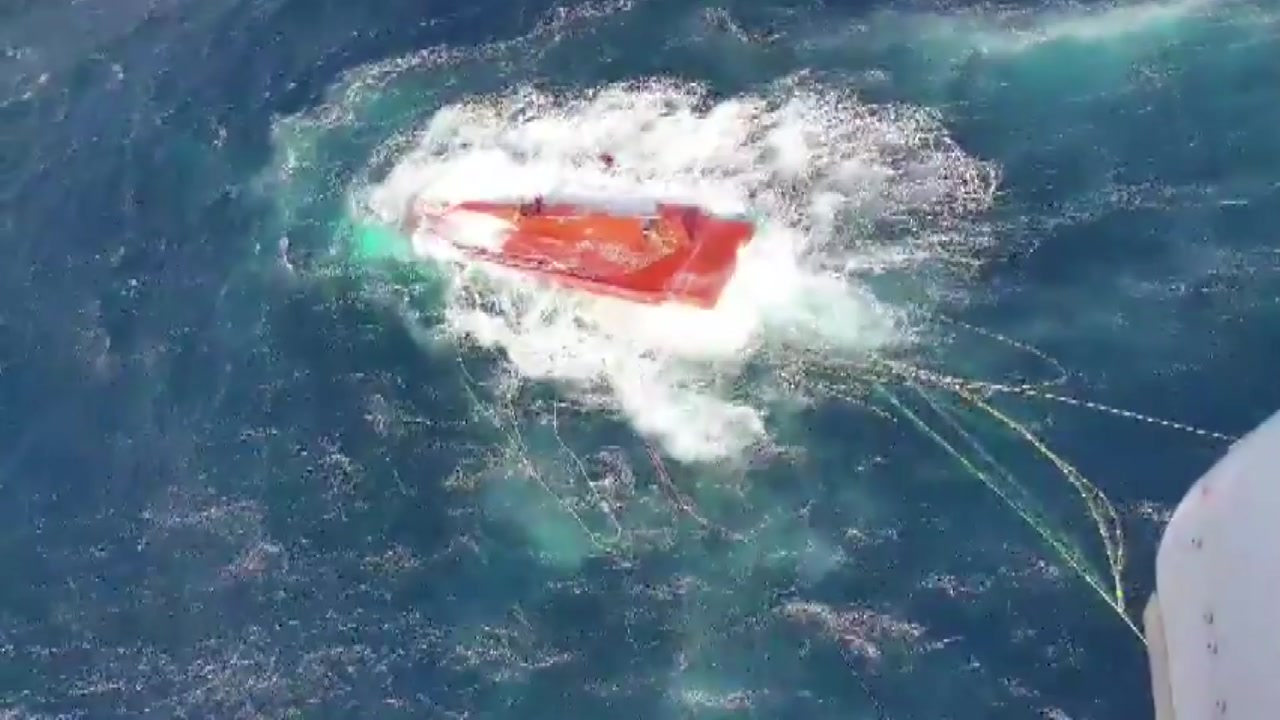 [전국]경주 앞바다에서 6 명과 전복 된 어선 … 둘째 날 실종자 없음