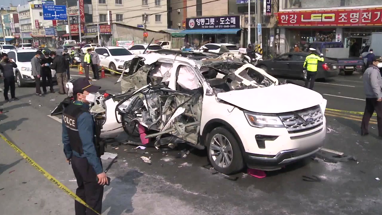 [전국]도시에서 달리는 SUV 차량의 폭발 …