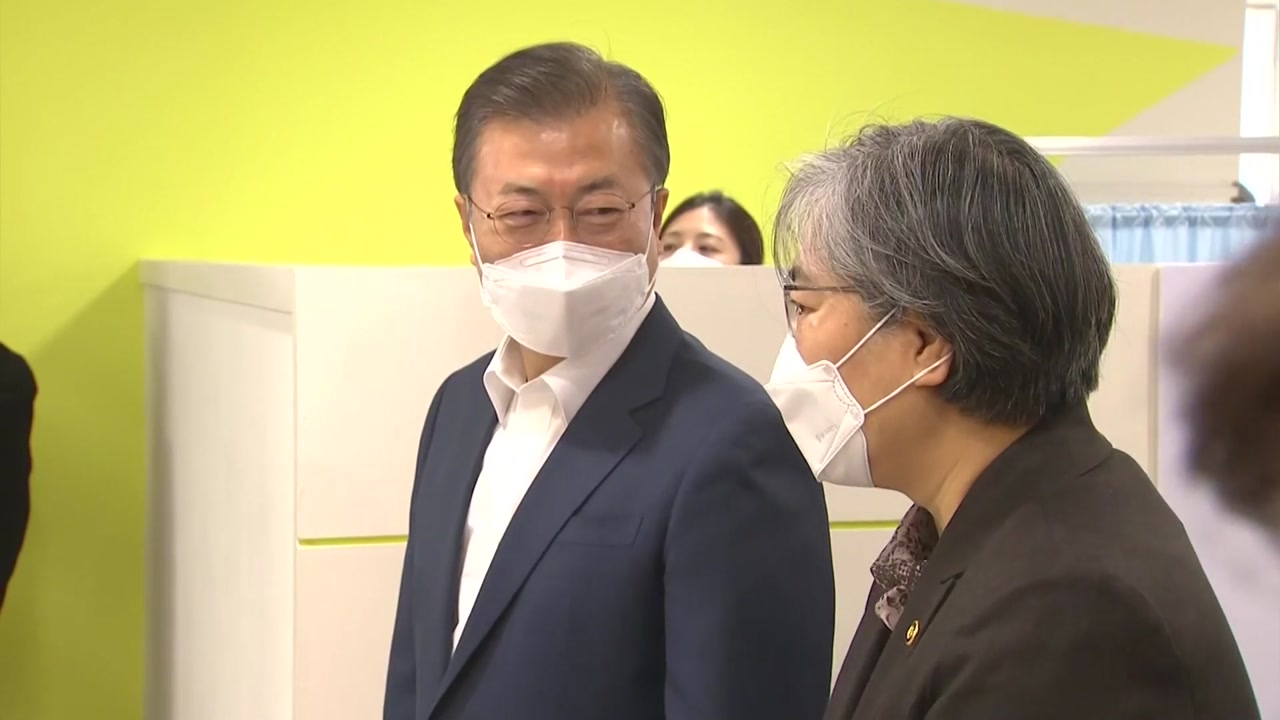 [정치]President Moon “When is the President right?”… first vaccination site visited