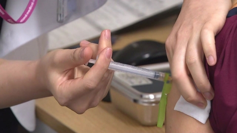 '화이자'도 접종 시작...1호는 코로나 병동 미화원