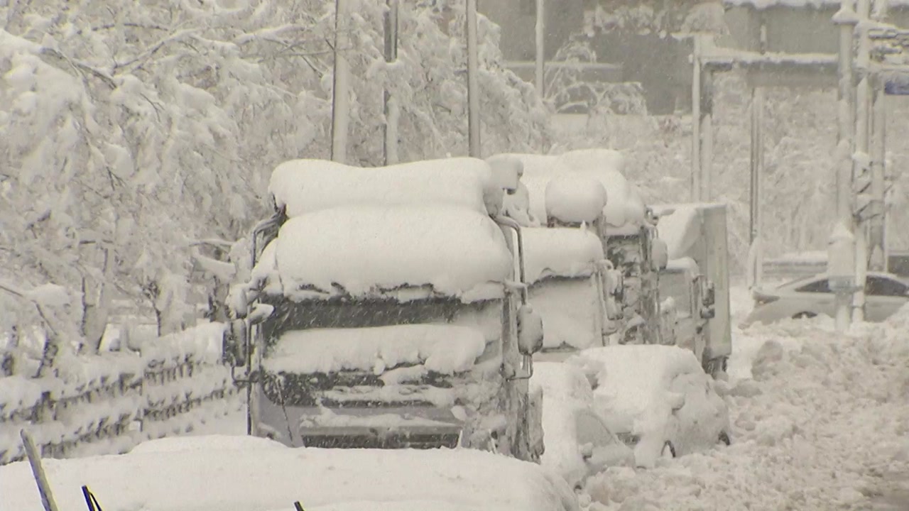 [전국]In record snowfall, the roads collapsed and shattered in huge parking lots…