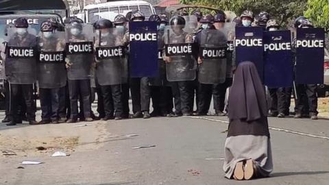 미얀마 무장경찰 앞에서 무릎 꿇고 호소한 수녀