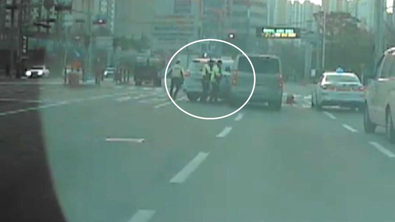 [전국]As the police approached, the van, a brave citizen stopped it