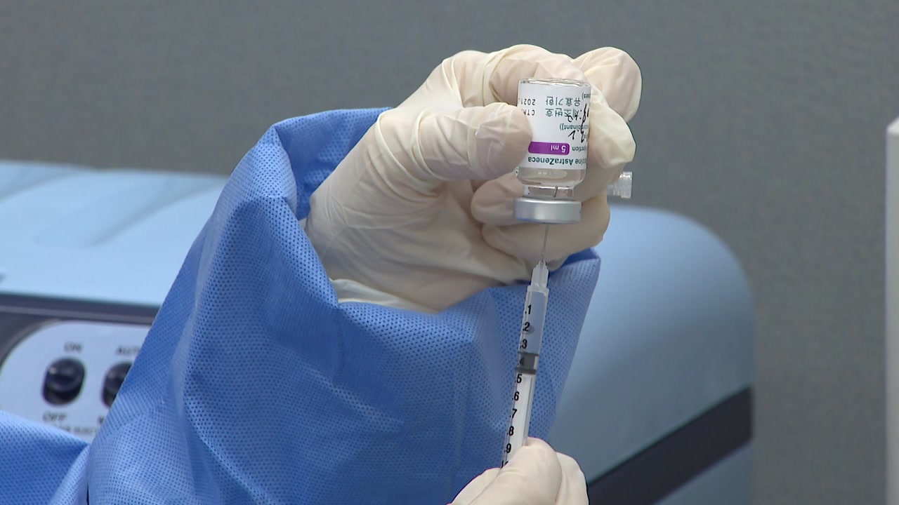 [사회]새로 확진 된 코로나 19 환자 465 명 … 65 세 이상도 AZ 백신 접종