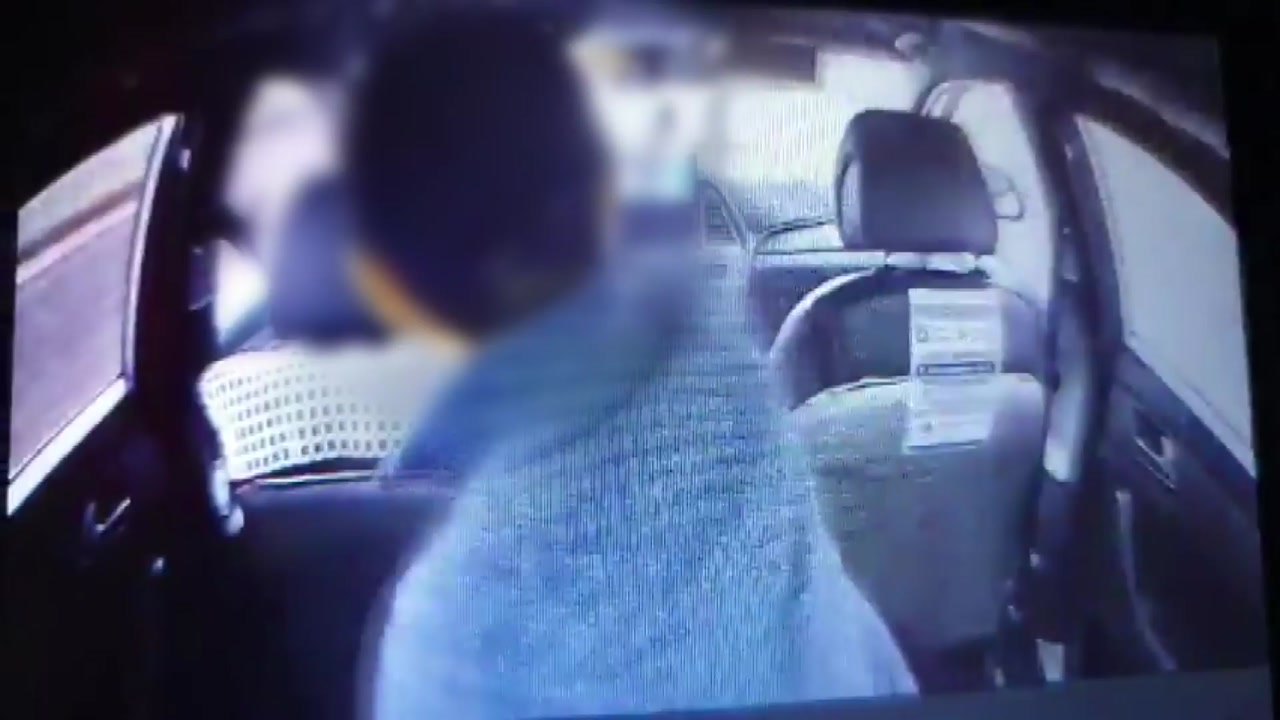 [사회]”Why don’t you answer” assaulted taxi driver while driving on mobile phone