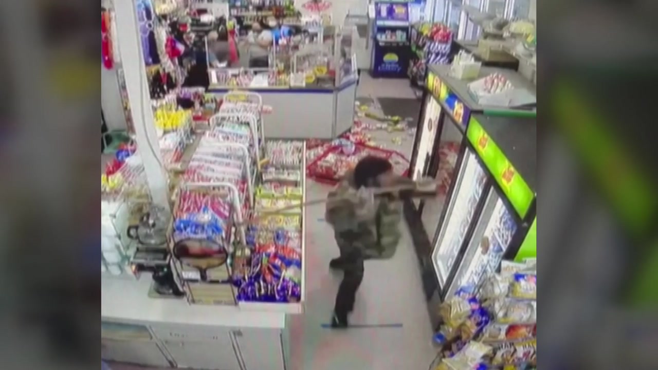 [국제]Black people riot with iron bars at Korean convenience store in the US…